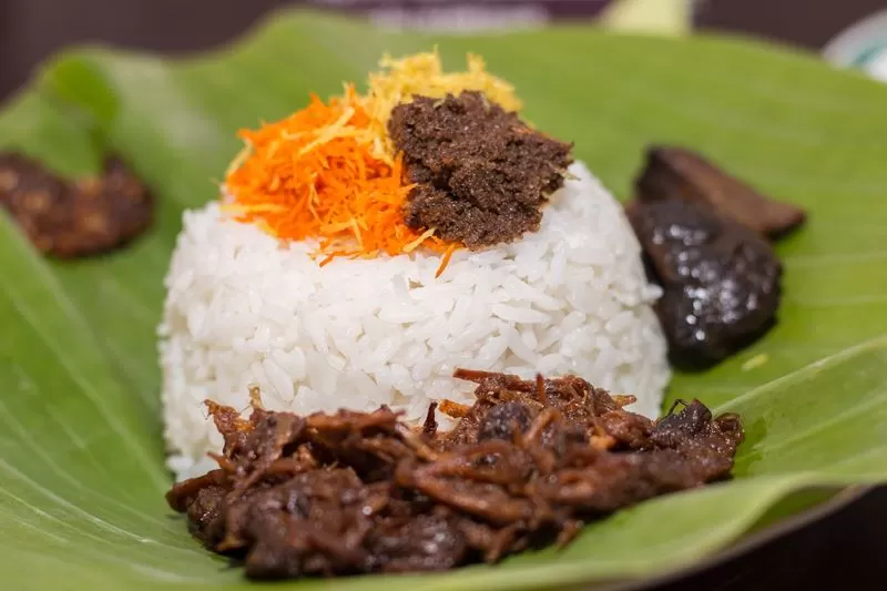 Membuat Nasi Krawu Gresik dengan Sambal Petis dan Lauk Khas